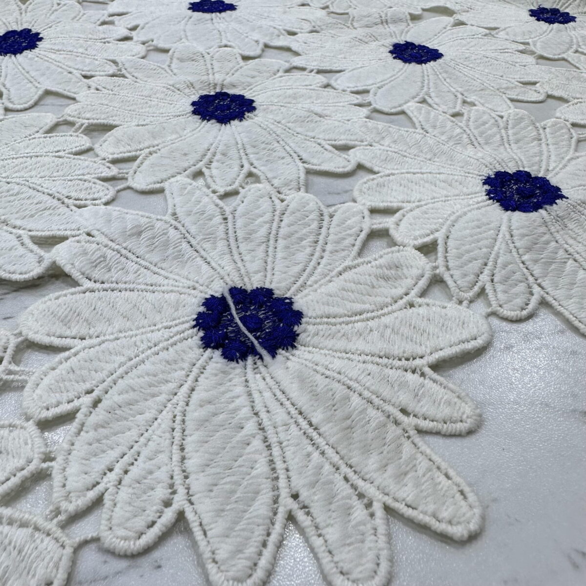 Mavi Papatya Desenli Dantel Kumaş 51 Mavi Papatya Desenli Dantel Kumaş 51