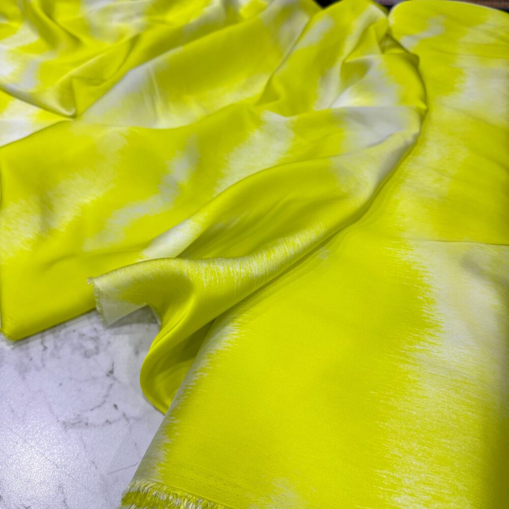 Neon Sarı Batik Desen Saten Kumaş Neon Sarı Batik Desen Saten Kumaş