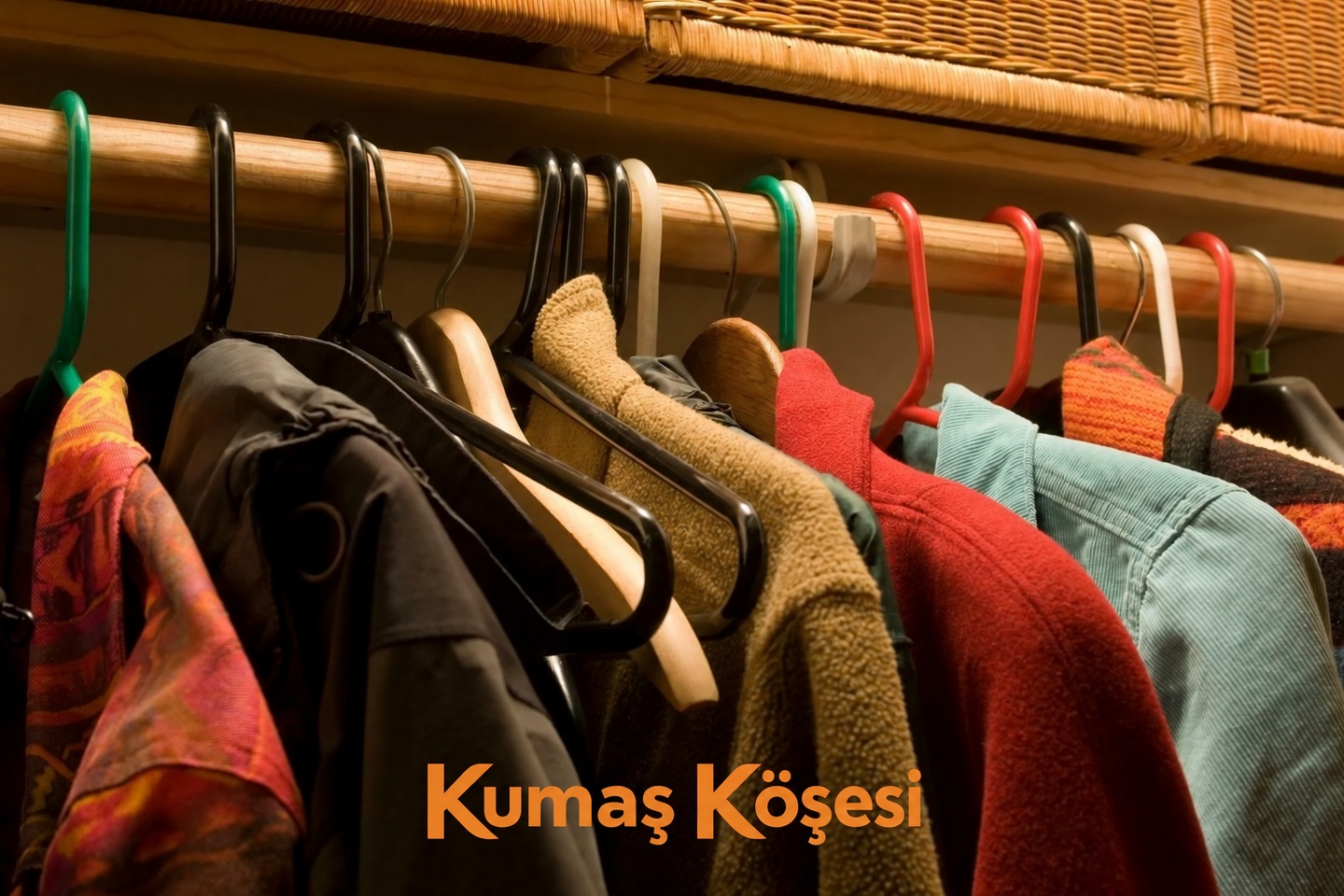 Askıda asılı kaşe kumaştan dikilmiş renkli kışlık mont ve ceketler